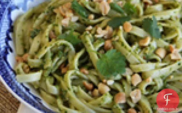 Macarrão com coentro-pesto de amendoim