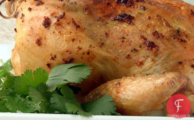Frango assado com hortelã-coentro Pesto