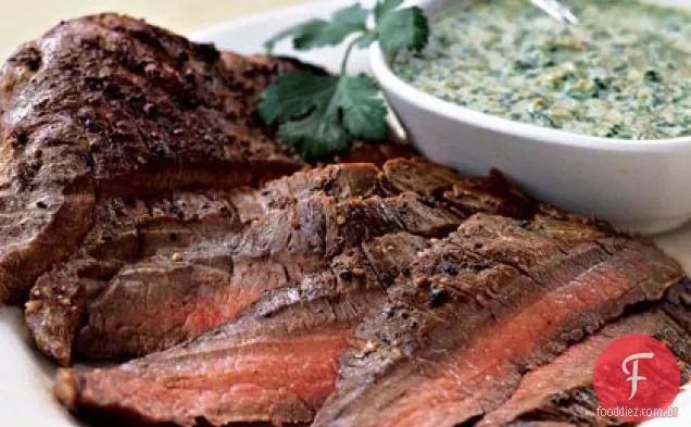 Bife de flanco com pesto de coentro e amêndoa