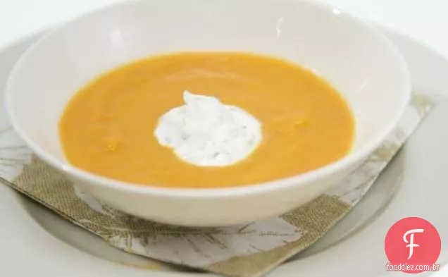 Sopa de cenoura temperada com creme de coentro