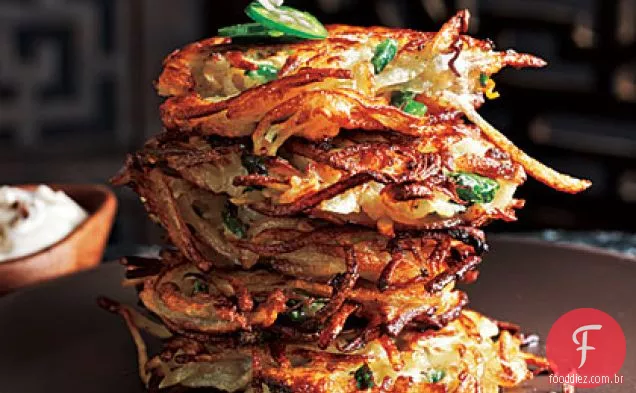 Cilantro-Jalapeño Latkes com creme de leite Chipotle