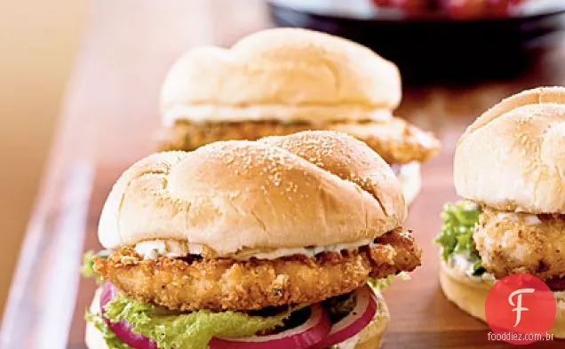Sanduíches de frango picante com coentro-maionese de limão