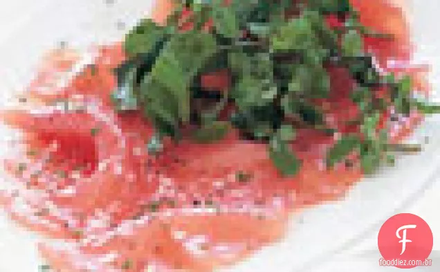 Carpaccio de atum com salada de agrião e molho balsâmico