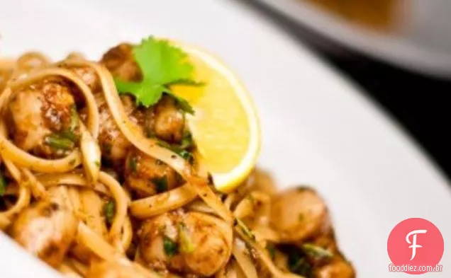 Vieiras Curried Do Foguete Com Linguine