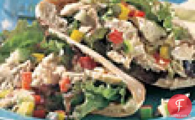 Atum, picles e sanduíches Pita de legumes picados