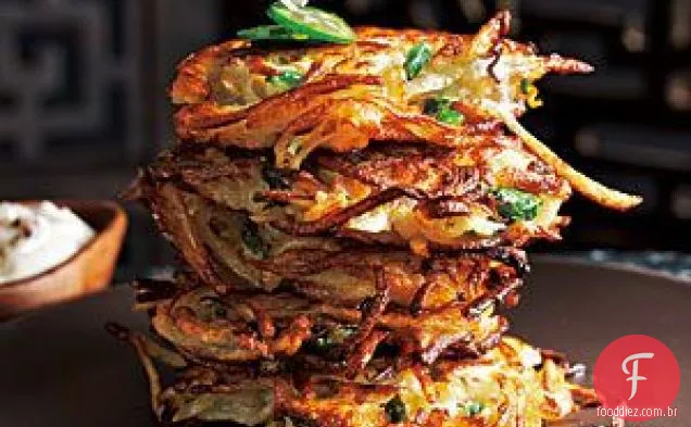 Coentro-jalapeno Latkes com creme azedo Chipotle