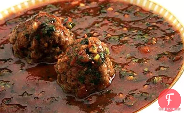 Kibbeh Bi'kizabrath (sopa de coentro-tomate com almôndegas Sírias)