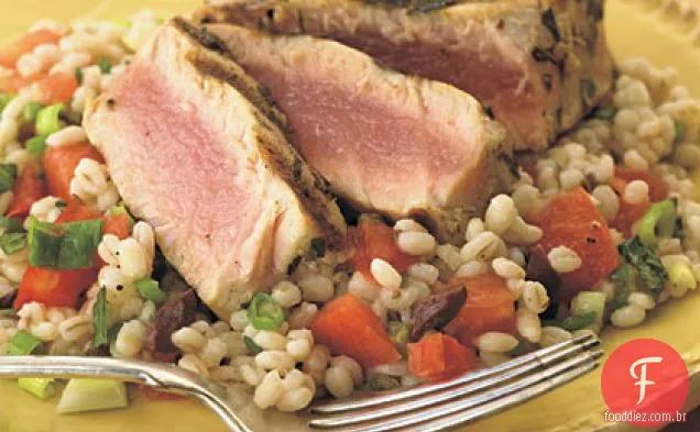 Atum grelhado sobre Salada de cevada com limão e hortelã