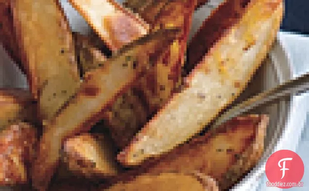 Fatias de batata assadas com maionese de coentro e limão