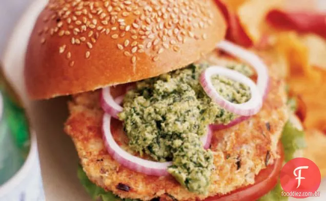 Hambúrgueres de salmão Wasabi com Edamame-pesto de coentro