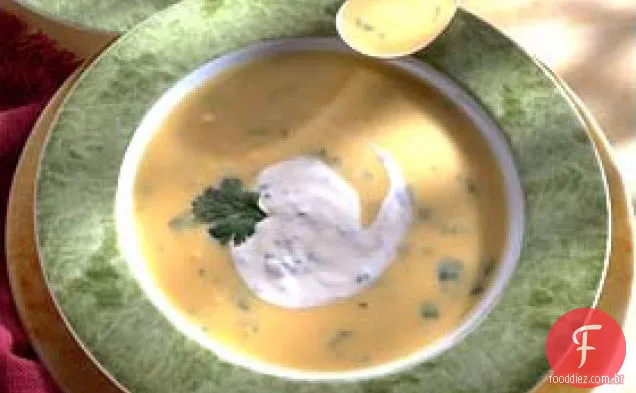 Sopa De Abóbora Amarela Com Creme Azedo De Coentro