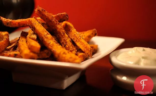Batatas fritas com especiarias do sudoeste com pimenta-coentro azedo