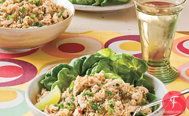 Salada de frango e arroz com coentro e gergelim