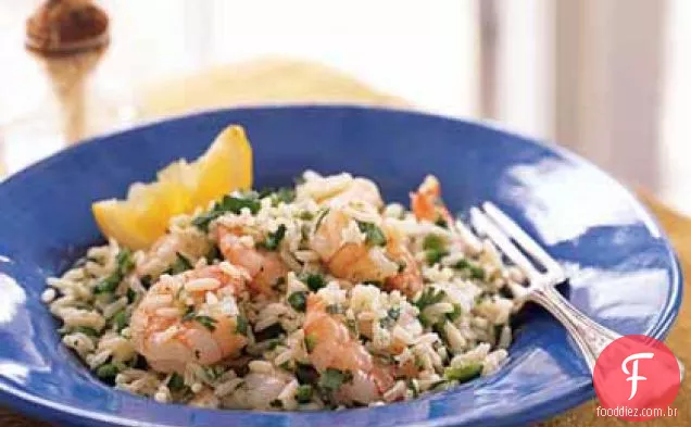Salada de camarão e arroz com molho de coentro e limão