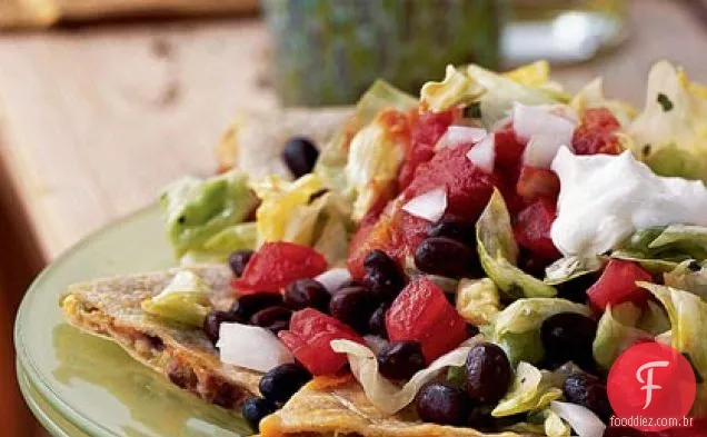 Salada Cheddar-Jalapeño Quesadilla com vinagrete de coentro e limão