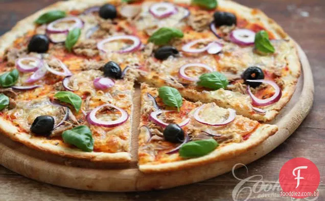 Pizza de atum e cebola roxa