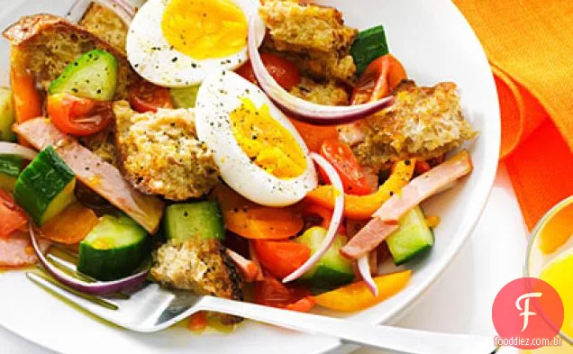 Bacon, ovo e salada de torradas com molho Jo