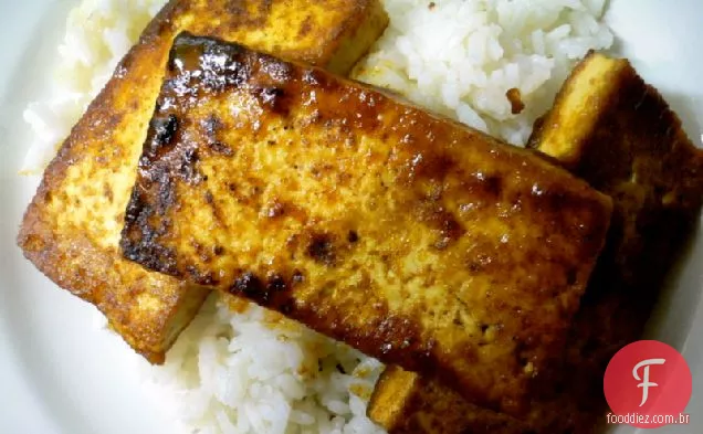 Tofu envidraçado com suco de laranja e especiarias quentes