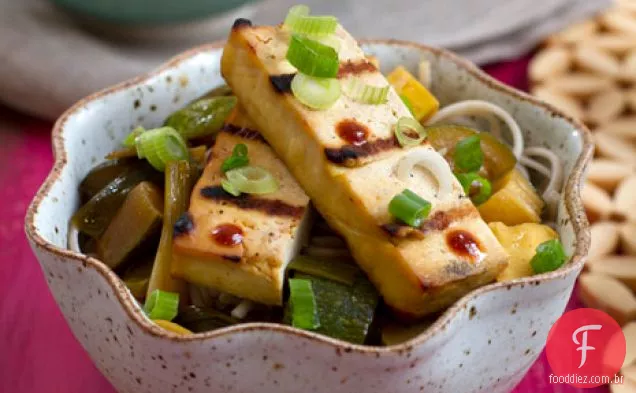 Tofu Grelhado Com Abóbora De Verão E Macarrão