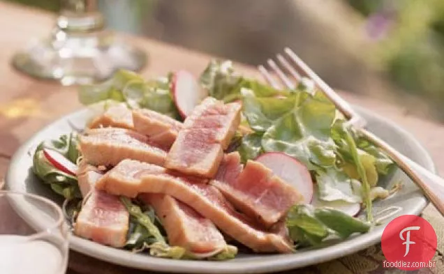 Salada de atum e rabanete com molho de Wasabi