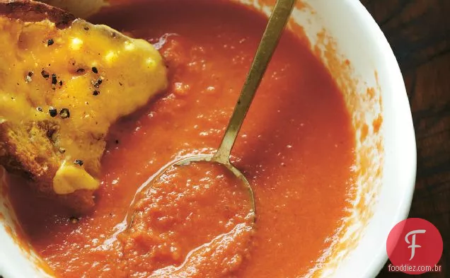 Sopa de tomate e laranja com receita de Croutons de queijo grelhado
