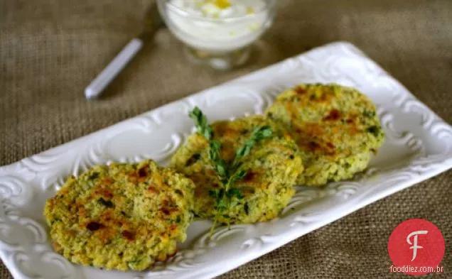 Bolos de atum e abobrinha assados com molho de limão e iogurte