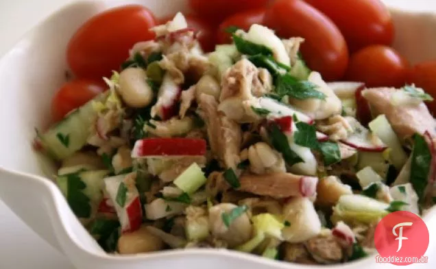 Salada de feijão branco, atum e aipo com limão