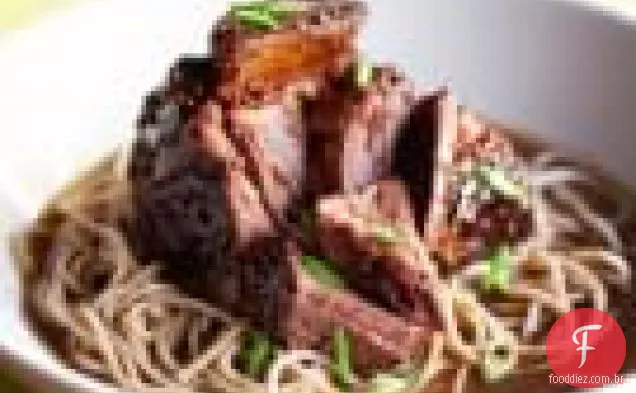Costelas Curtas Assadas Asiáticas Com Macarrão