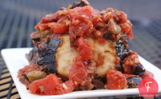 Wahoo grelhado com tomates e azeitonas