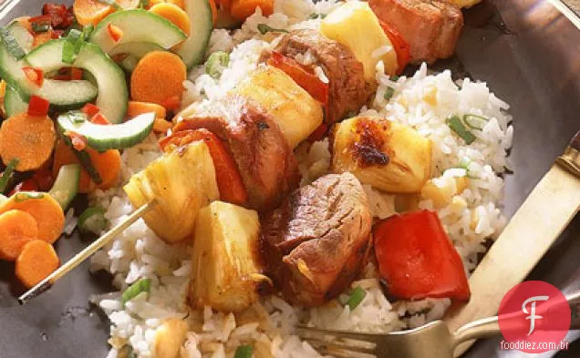 Kebabs de porco e abacaxi