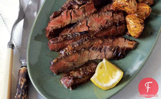 Bife de saia com limão e batatas assadas com pimenta