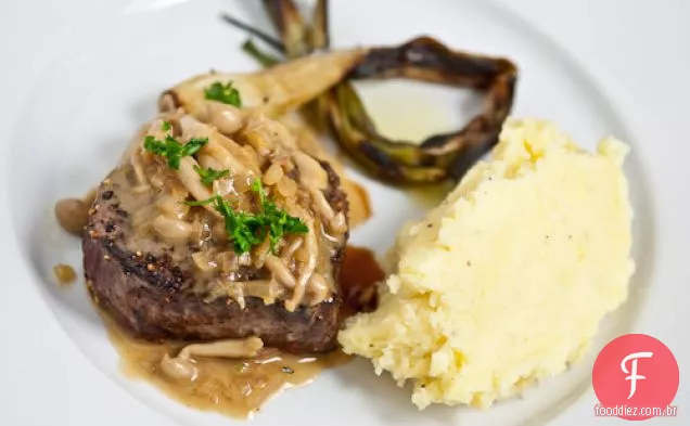 Bife com molho de cogumelos (bife Aux Champignons)
