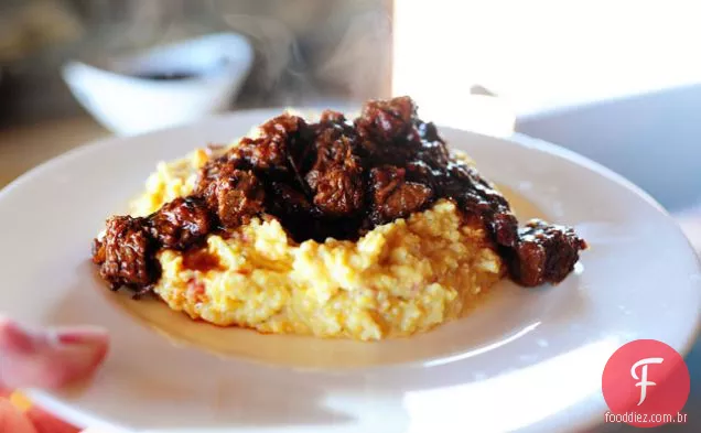 Carne cozida picante com grãos cremosos de Cheddar