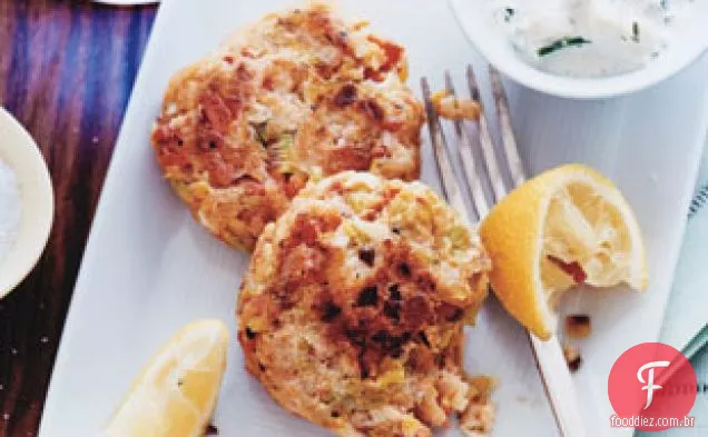 Bolos De Salmão E Peixe Branco Com Molho De Pepino De Rábano