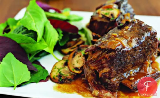 Costelas curtas de carne com cogumelos