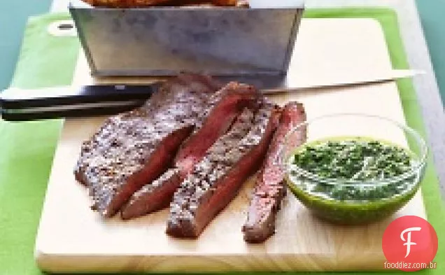 Bife de flanco com molho de salsa e alho