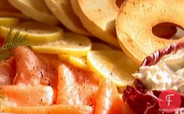Bagels com salmão defumado e Salada De Peixe Branco