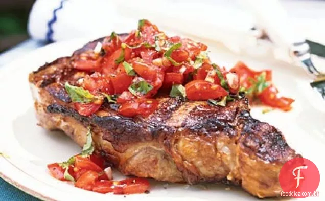 Bifes de costela com sabor de tomate-manjericão