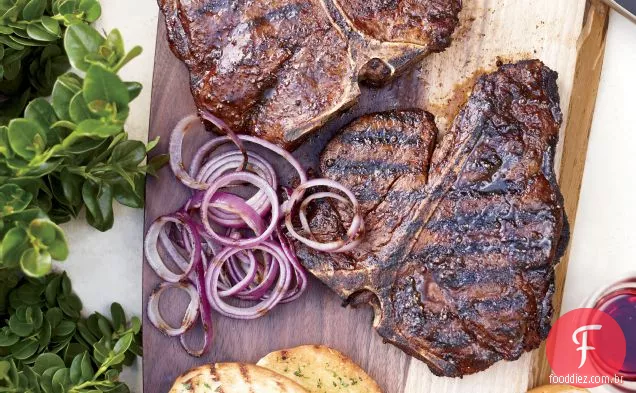 Bifes T-Bone com torrada do Texas