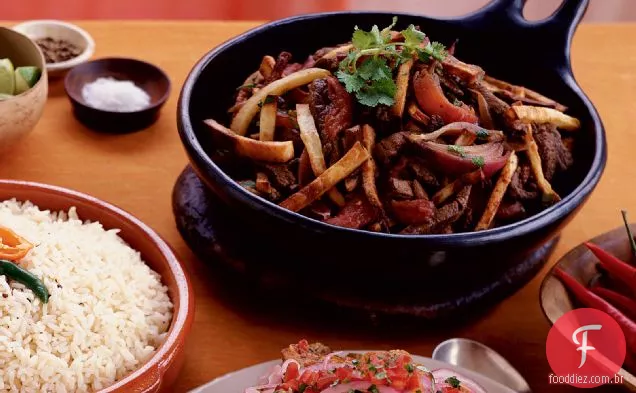 Carne frita com batatas fritas no forno