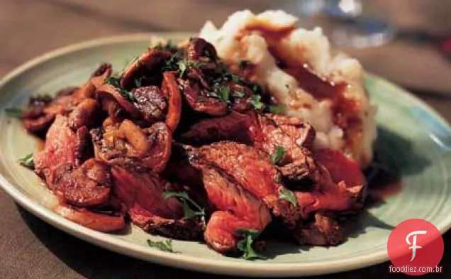 Carne com molho de alecrim e cogumelos
