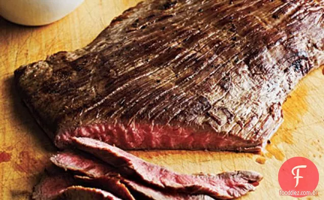 Bife de flanco com molho Romesco