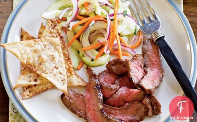 Bife do flanco de Hoisin com Salada asiática do pepino