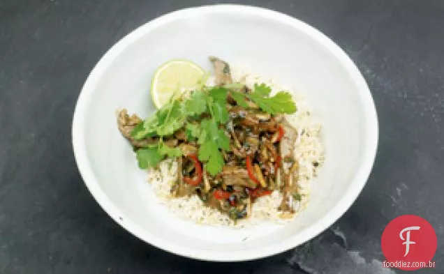 Carne Quente Com Cebolinha E Molho De Feijão Preto