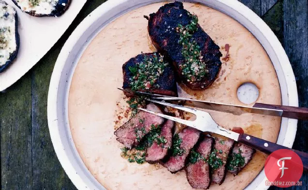 Bifes de tira esfumaçados com Molho Chimichurri