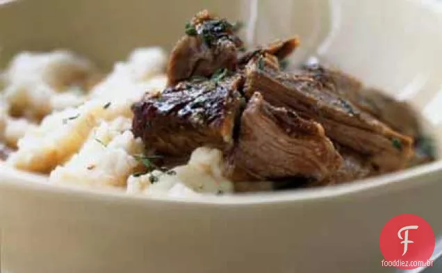 Carne assada lentamente com purê de batatas cremosas