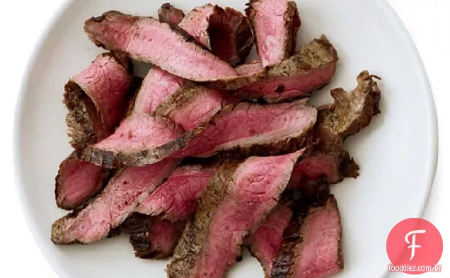 Bife de flanco balsâmico e alho grelhado