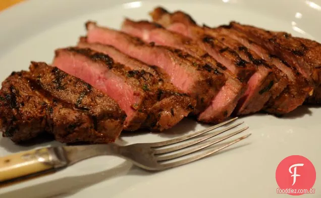 Bife Para Um Churrasco No Quintal Do Brooklyn