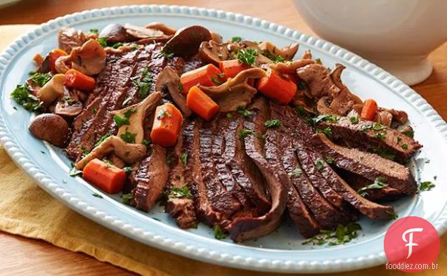 Peito de fogão lento com molho marrom