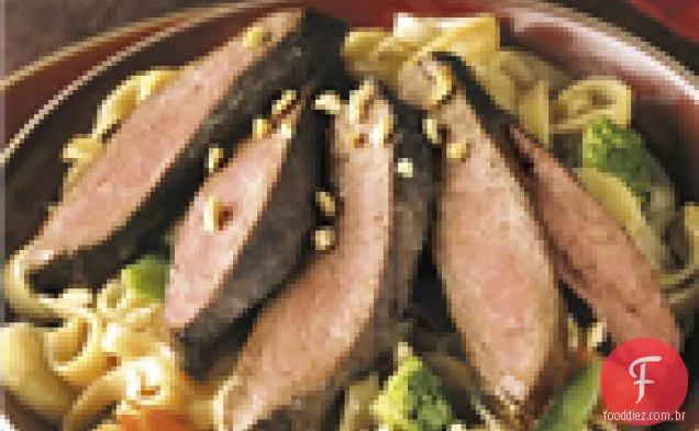 Bifes De Ferro Plano Com Molho De Amendoim